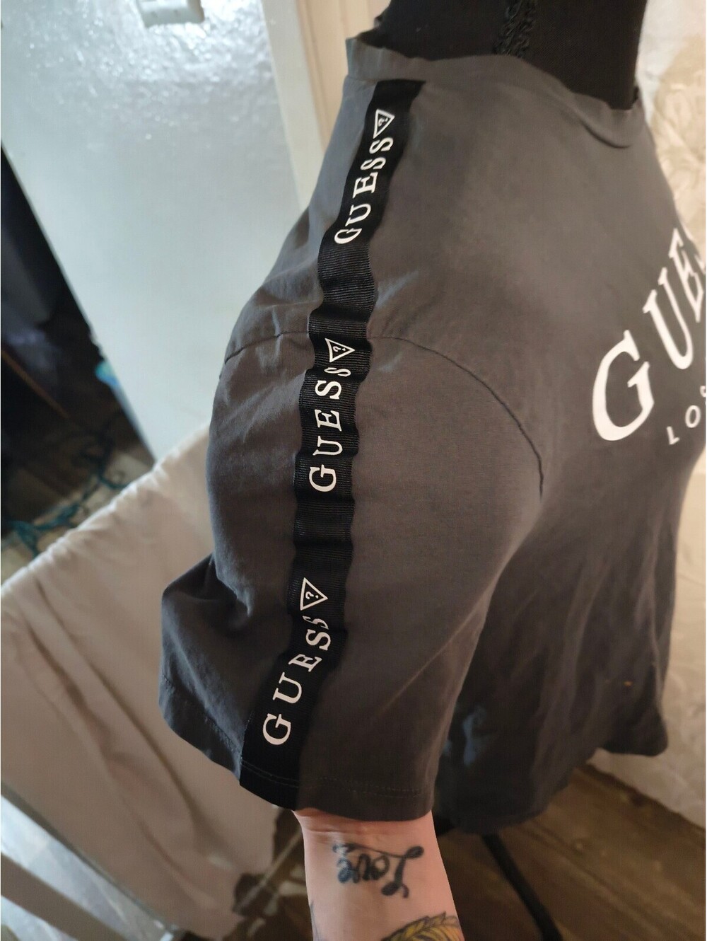 Guess Los Angeles Black T-Shirt with Logo Tape on Sleeves - Picture 3 of 14